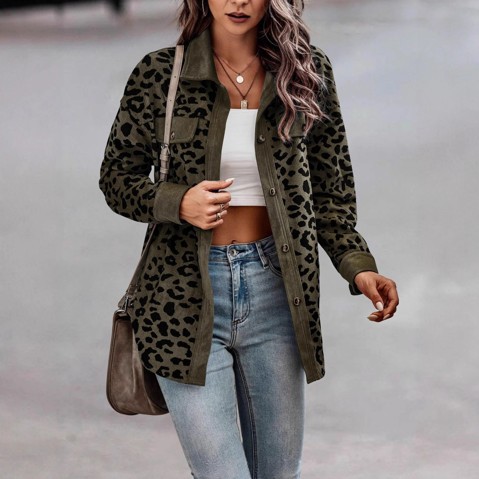 Damen Trendige Kordjacke mit Leo-Print und Brusttaschen - Image 3