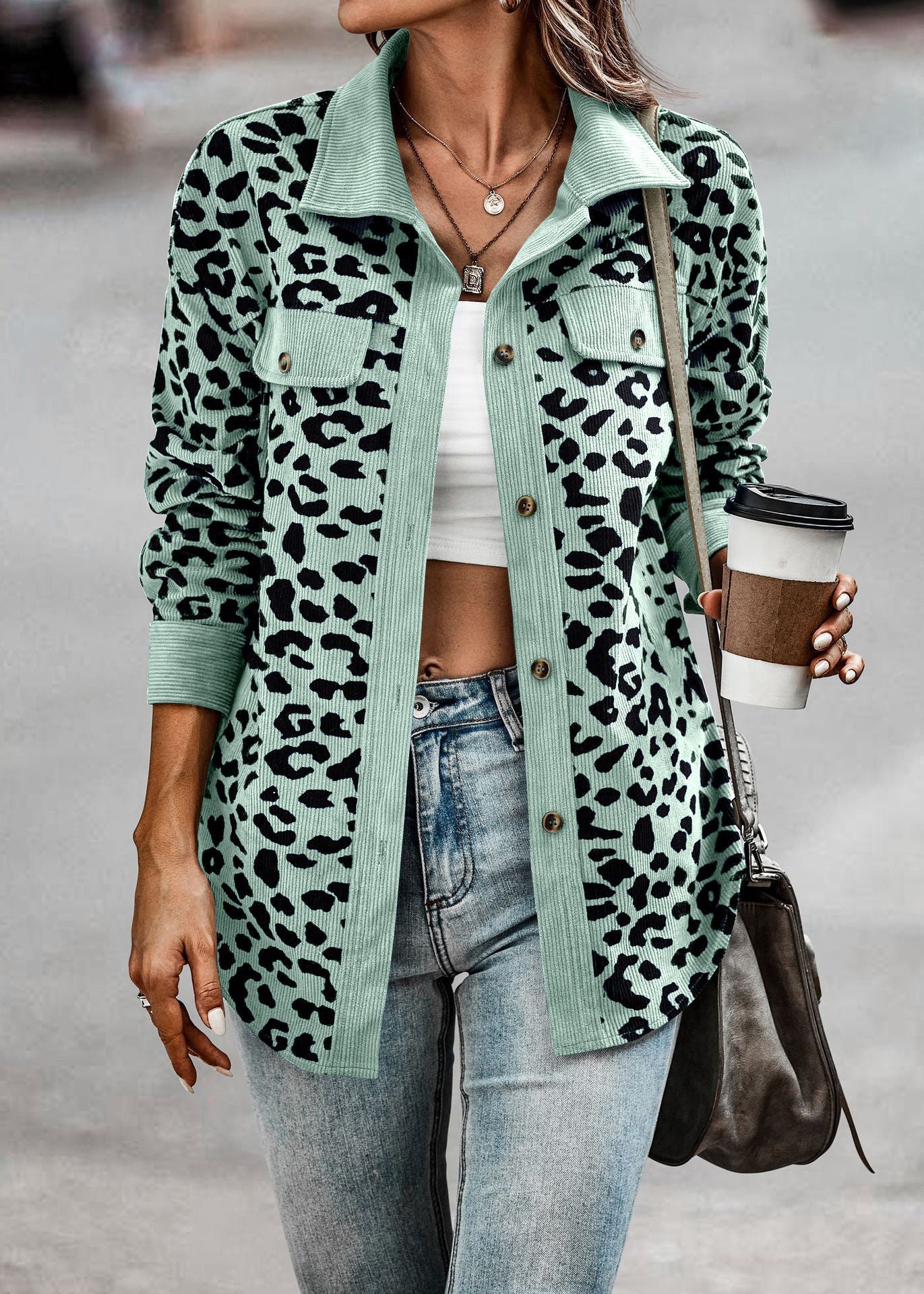Damen Trendige Kordjacke mit Leo-Print und Brusttaschen - Image 6