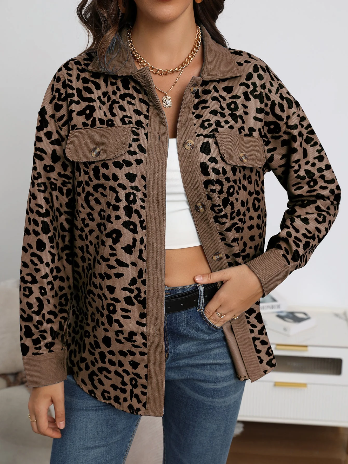 Damen Trendige Kordjacke mit Leo-Print und Brusttaschen - Image 9