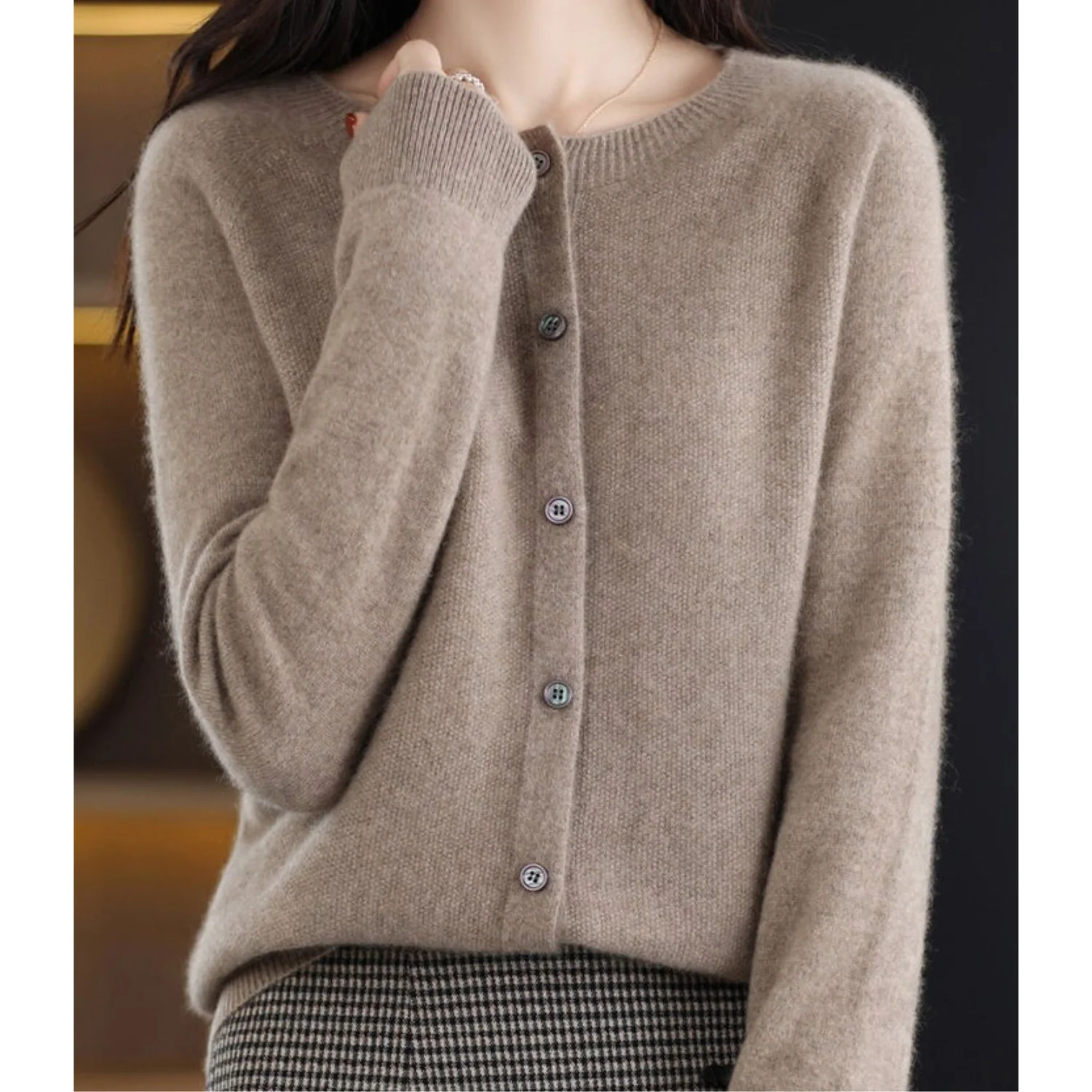 DANIELLE | Damen-Strickjacke mit Rundhalsausschnitt aus reiner Merinowolle - Image 11