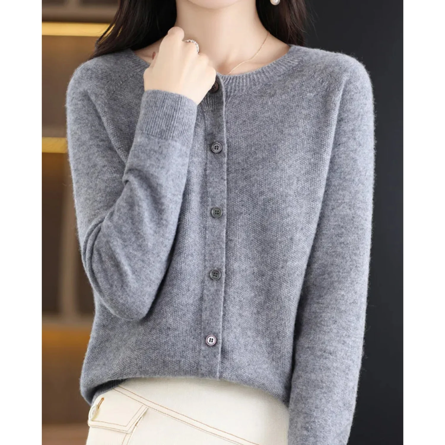 DANIELLE | Damen-Strickjacke mit Rundhalsausschnitt aus reiner Merinowolle - Image 8