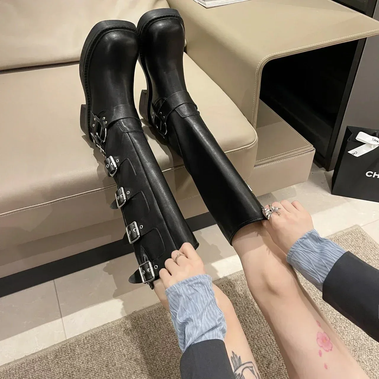 Darcie Kniehohe Gothic-Stiefel - Image 2