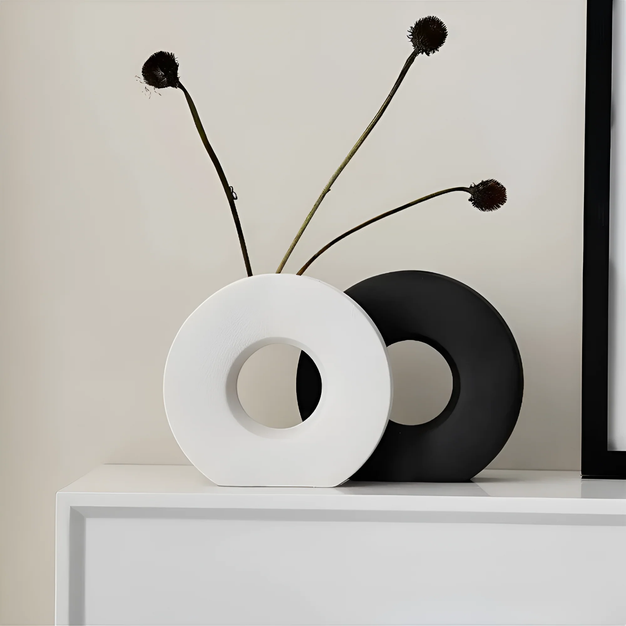 DecoraForm skulptierte Keramische Akzentvase – Moderner Handgefertigter Blickfang - Image 2