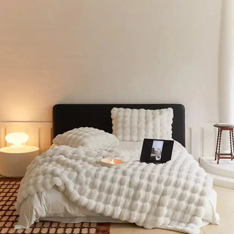 Die Plüschdecke, von der alle sprechen! - WarmWool hält Sie an kalten Tagen warm