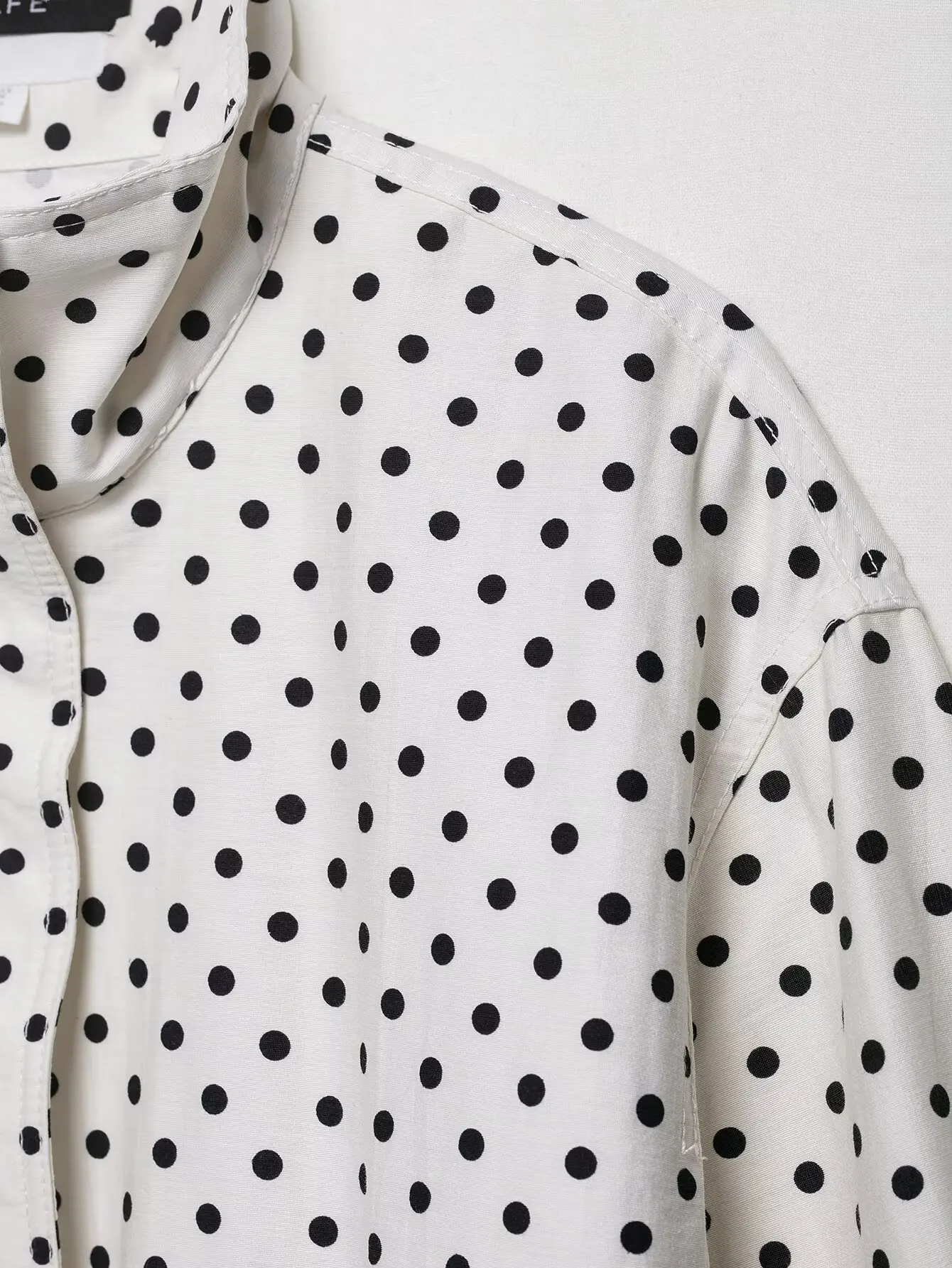Dotty | Leichte Polka-Dot-Jacke mit Stehkragen &amp; Kordelzug - Image 11