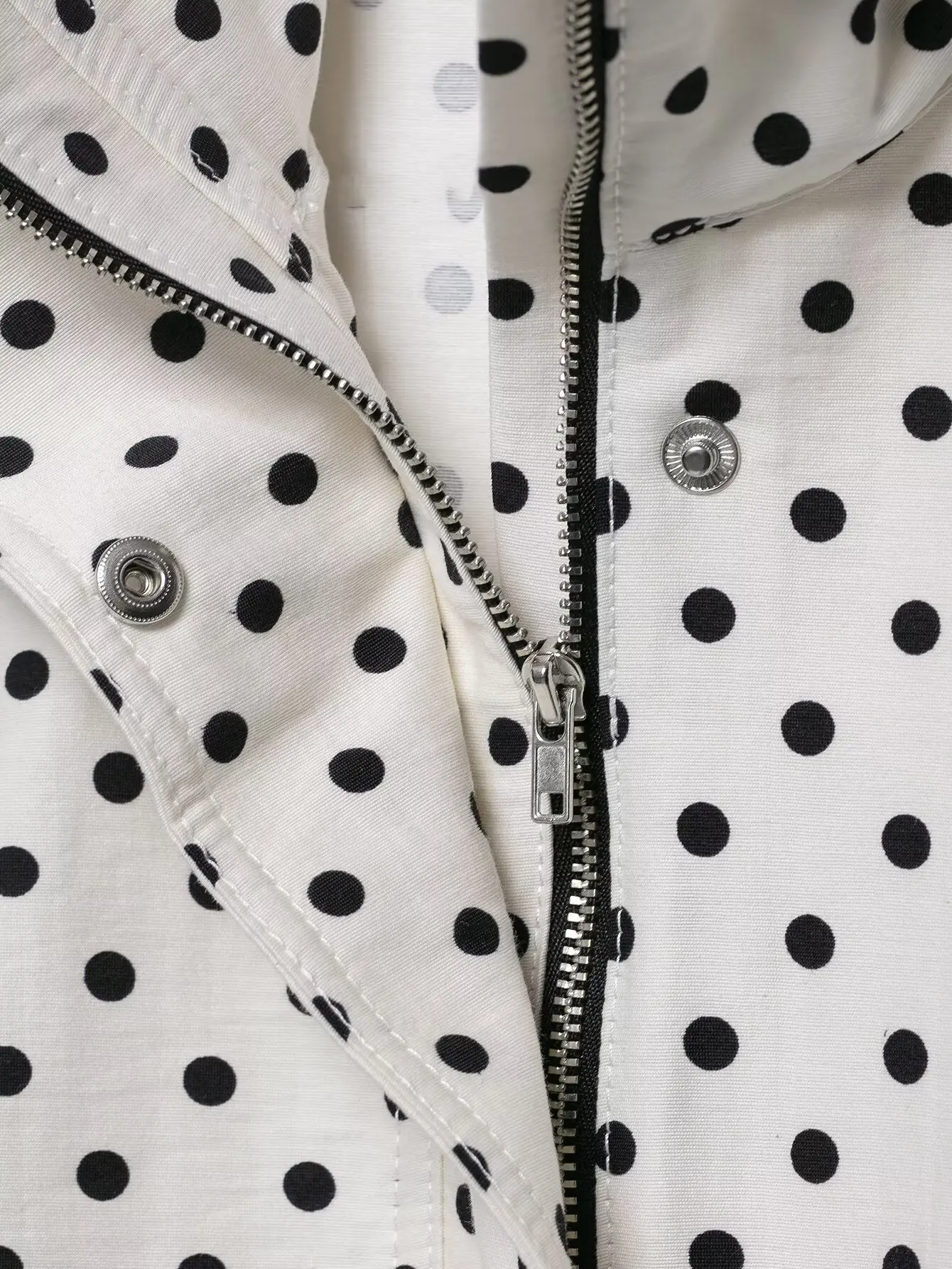 Dotty | Leichte Polka-Dot-Jacke mit Stehkragen &amp; Kordelzug - Image 14