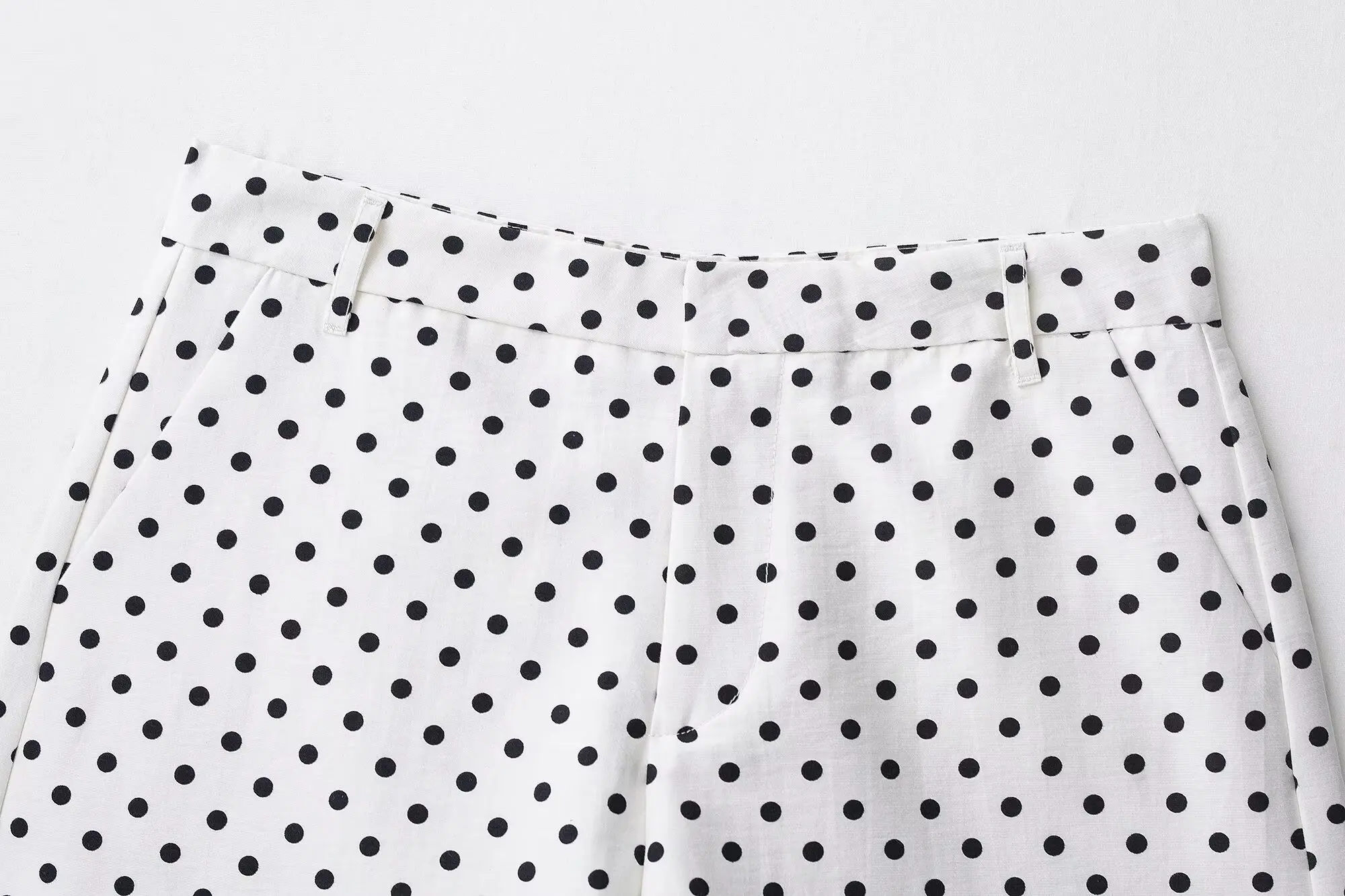 Dotty | Leichte Polka-Dot-Jacke mit Stehkragen &amp; Kordelzug - Image 3