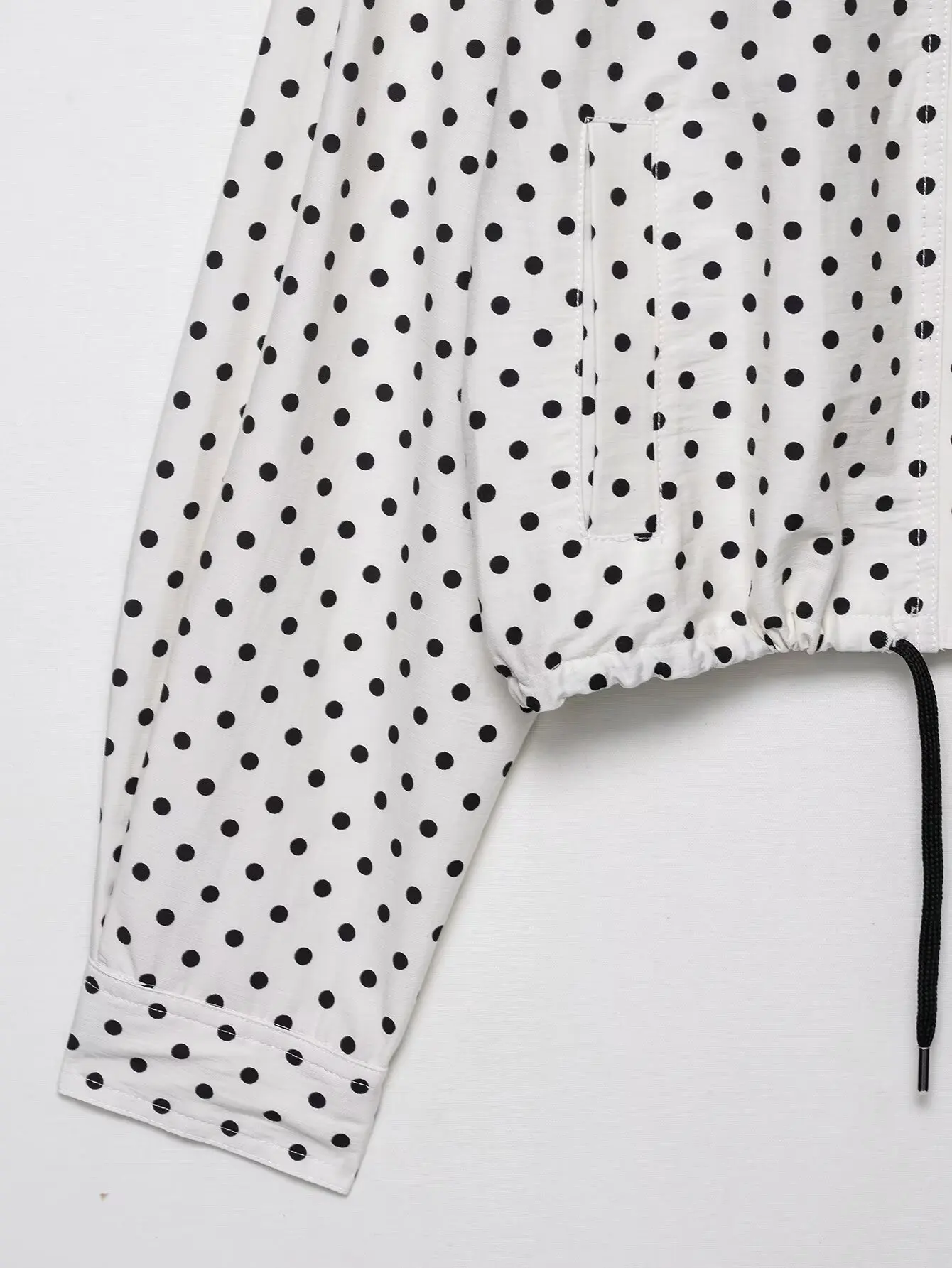 Dotty | Leichte Polka-Dot-Jacke mit Stehkragen &amp; Kordelzug - Image 9