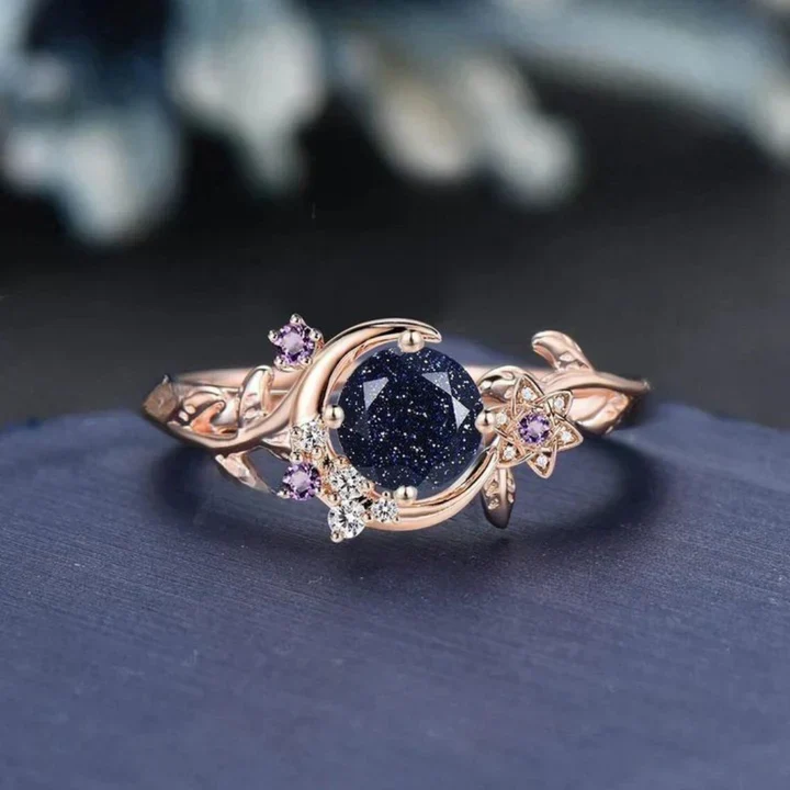 Dunkelblauer kosmischer Goldring