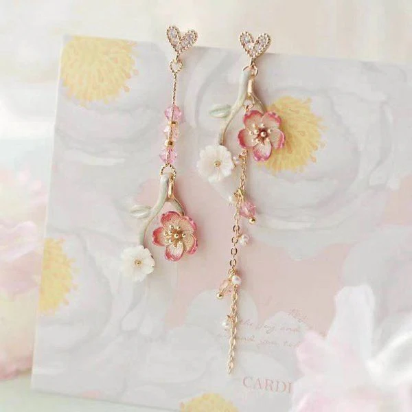 Elegante baumelnde Ohrringe mit Blumenmuster