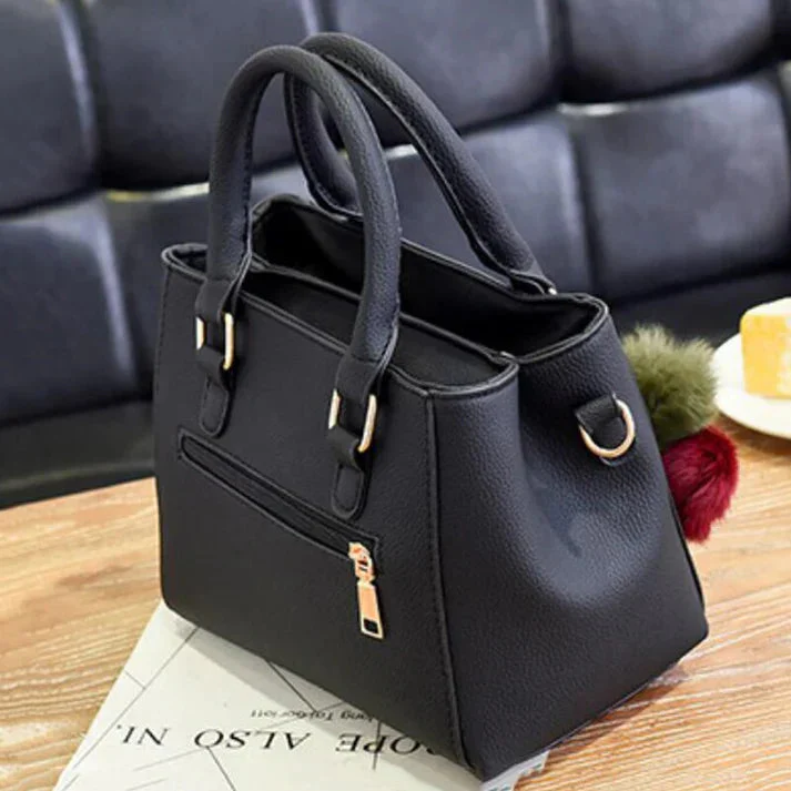 Elegante Damenhandtasche mit Anhänger und Plüschakzenten