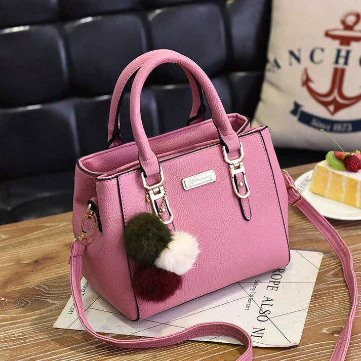 Elegante Damenhandtasche mit Anhänger und Plüschakzenten - Image 4