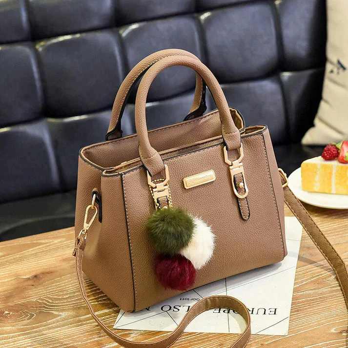 Elegante Damenhandtasche mit Anhänger und Plüschakzenten - Image 7