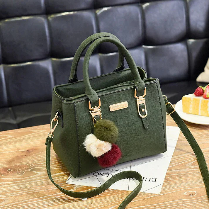 Elegante Damenhandtasche mit Anhänger und Plüschakzenten - Image 8