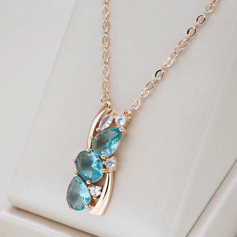 Elegante Halskette aus blauem Kristall in Gold