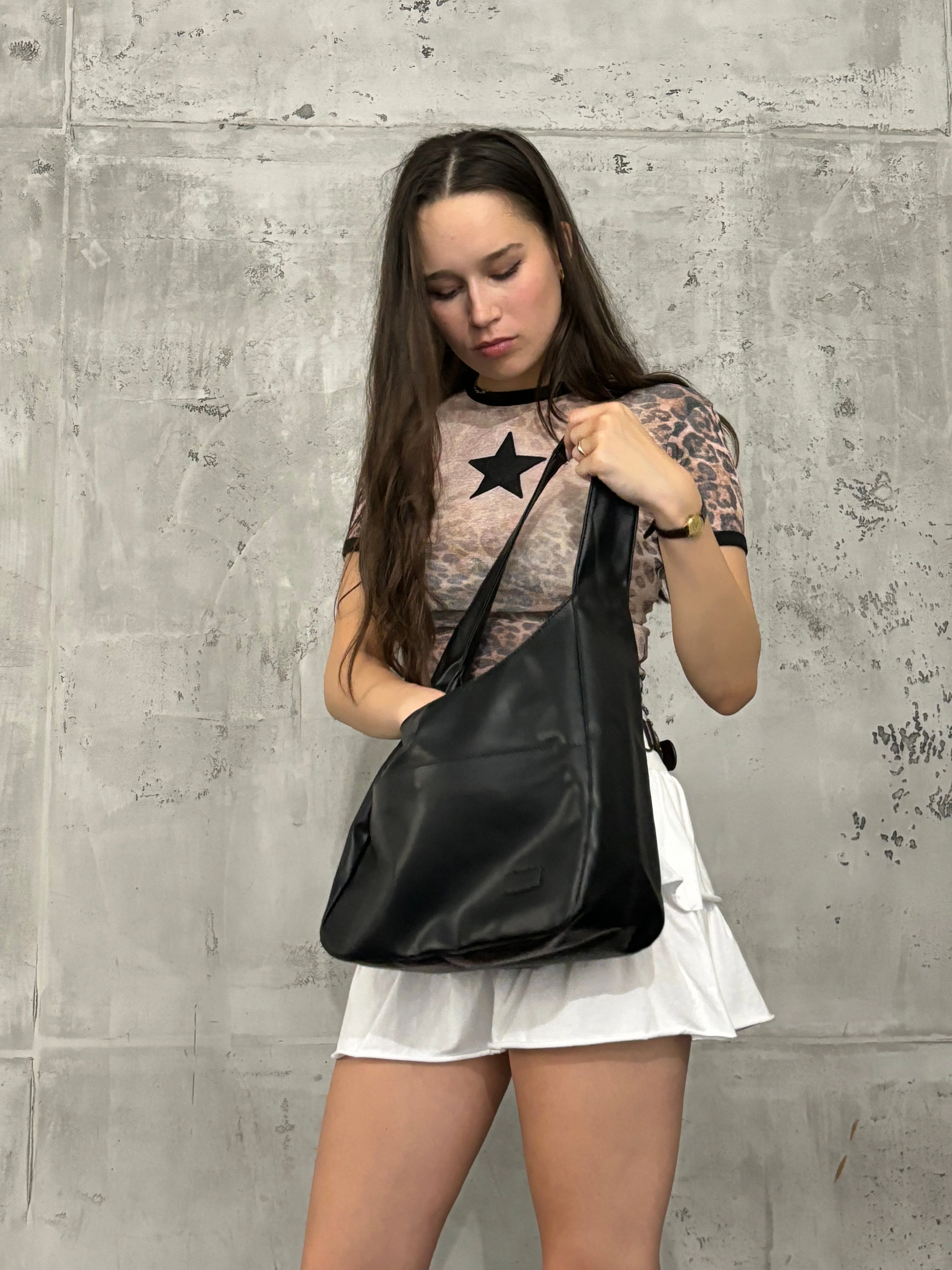Elegante runde Schultertasche für Damen aus veganem Leder - Image 8