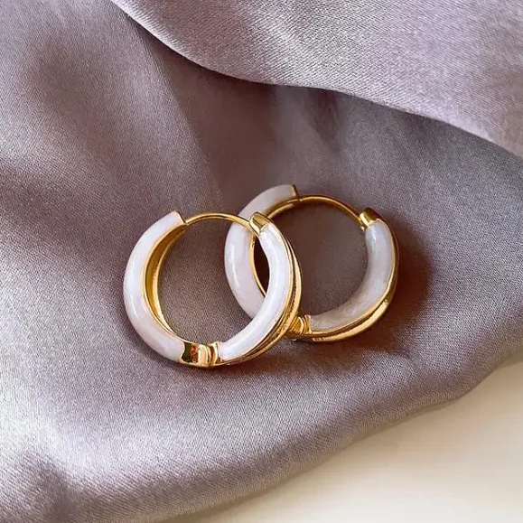 Elegante weiße Emaille-Reifenohrringe