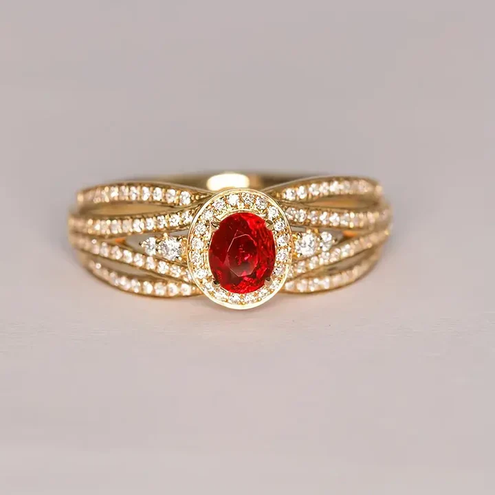Eleganter Ring mit geschichtetem rotem Kristall und Gold