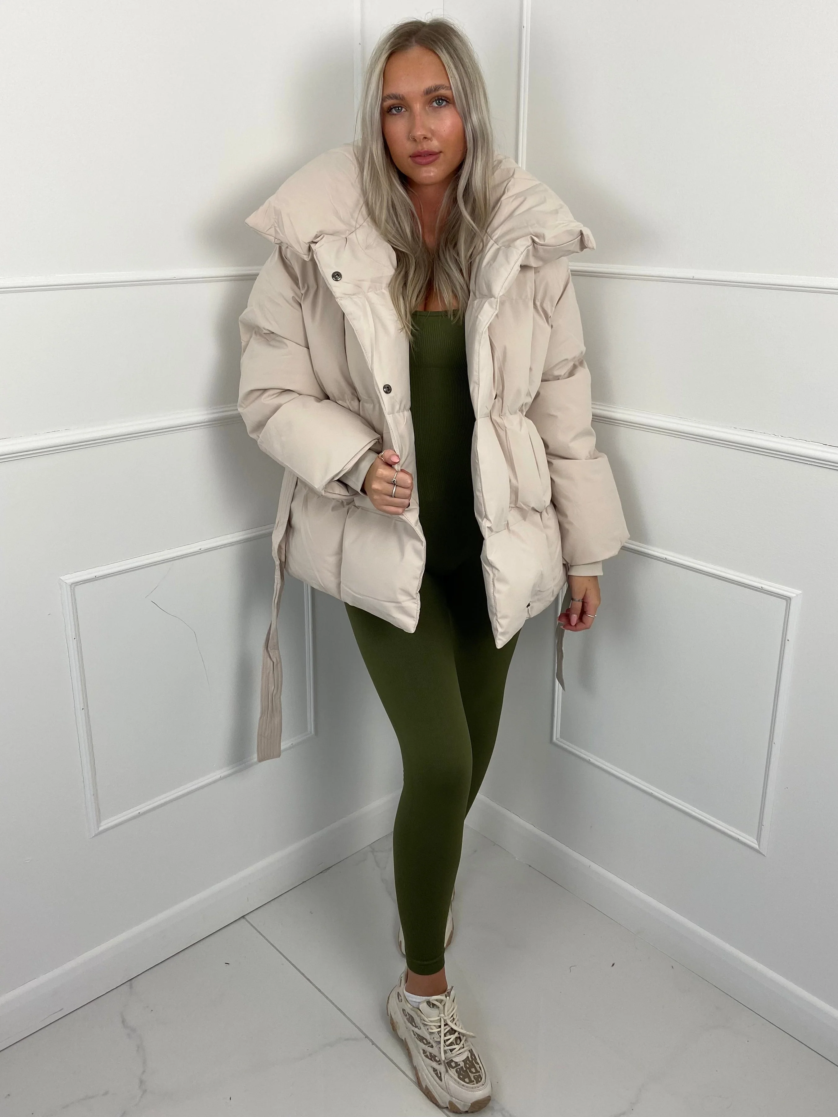 Elina™ | Gesteppte Kurzjacke mit Taillengürtel - Image 2