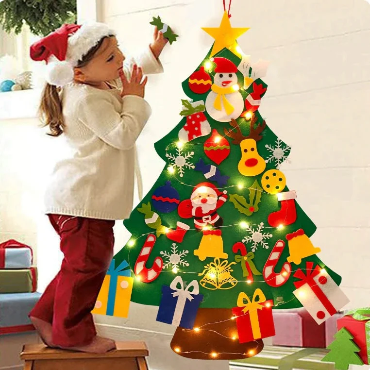 FeltJoy | Dekorativer Weihnachtsbaum für die Wand mit hängenden Filzornamenten
