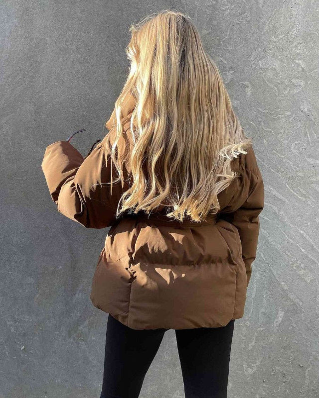 Gesteppte Damenjacke mit Gürtel und Überkragen – Warme Winterjacke für Damen - Image 3