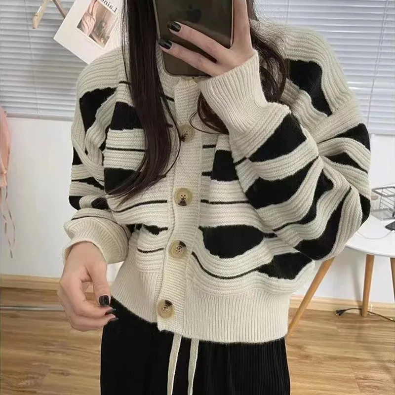 Gestreifte Strickjacke mit Knopfleiste - Image 2