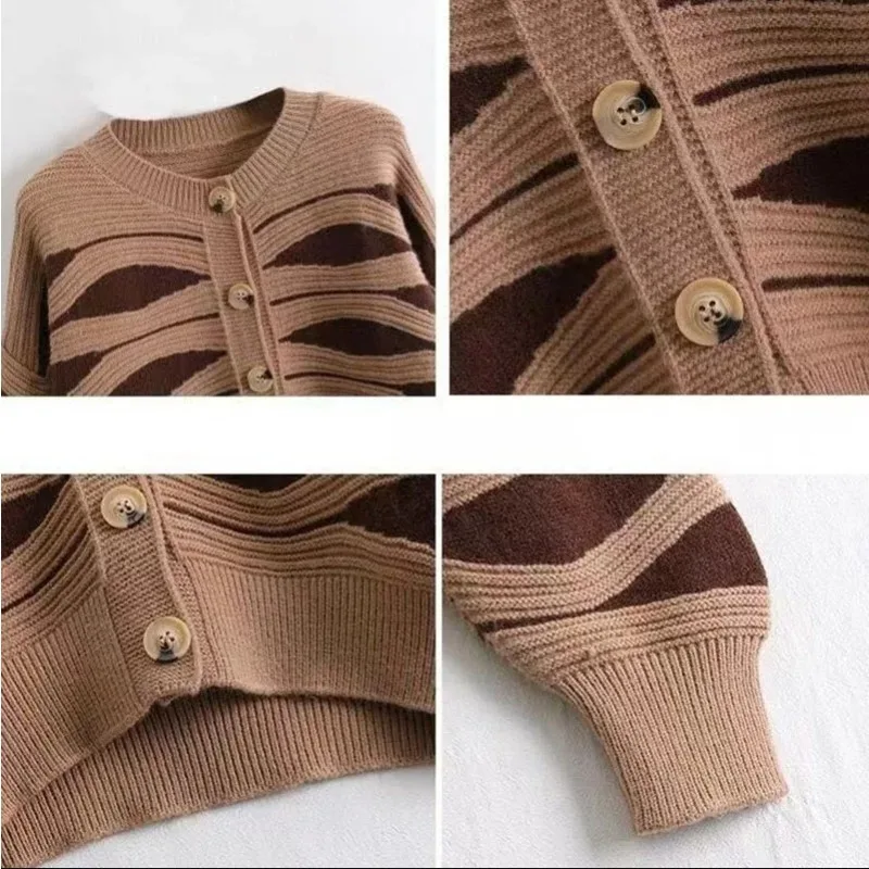 Gestreifte Strickjacke mit Knopfleiste - Image 6