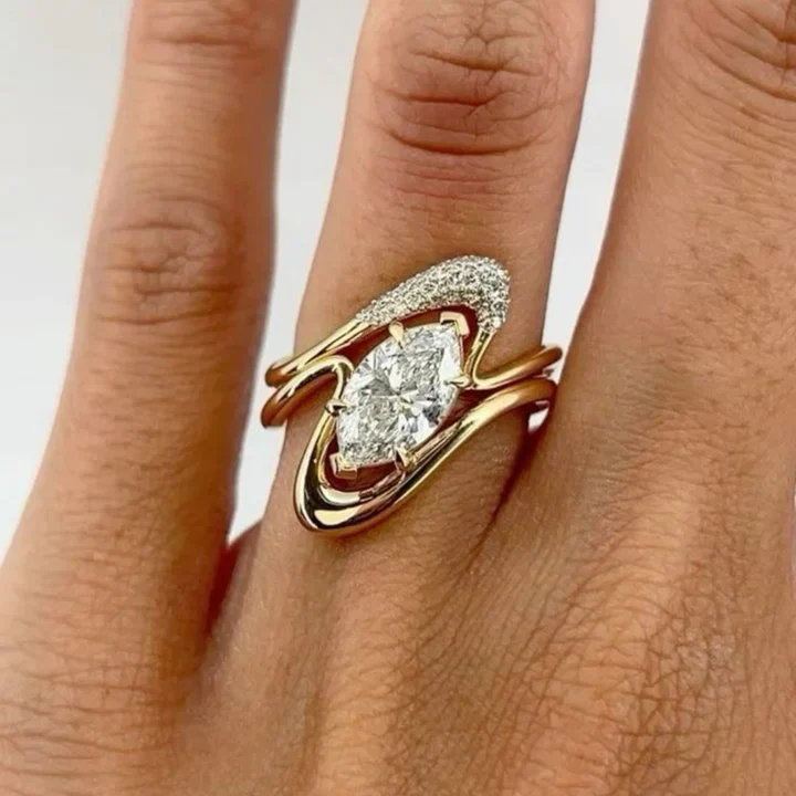 Gewellter Goldring mit heller Schicht
