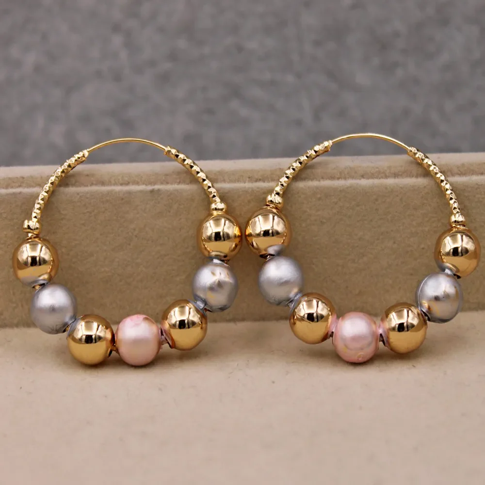 Goldene Ohrringe mit Vintage-Kugeln