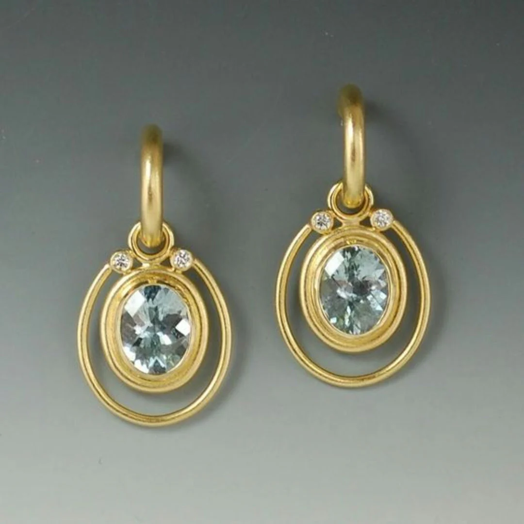 Goldene Vintage-Ohrringe mit blauem Kristall als Intarsie