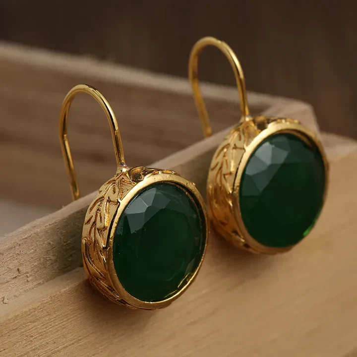 Goldene Vintage-Ohrringe mit grünen Zirkonen