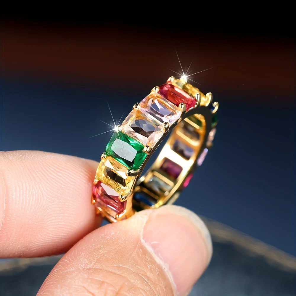 Goldener mehrfarbiger Ring im Vintage-Stil