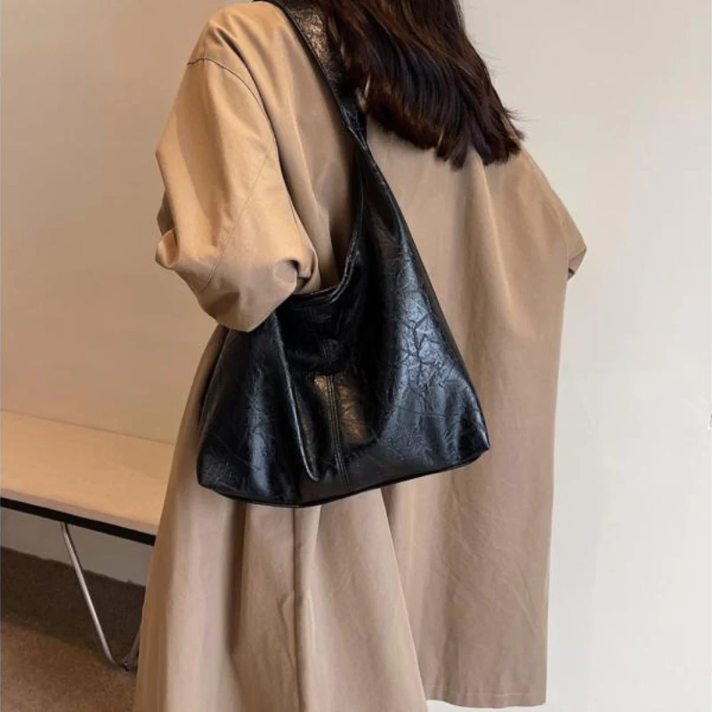Halbrunde Umhängetasche Damen aus Kunstleder im Vintage-Look – Geräumige Crossbody Bag für Alltag und Ausgehen - Image 2