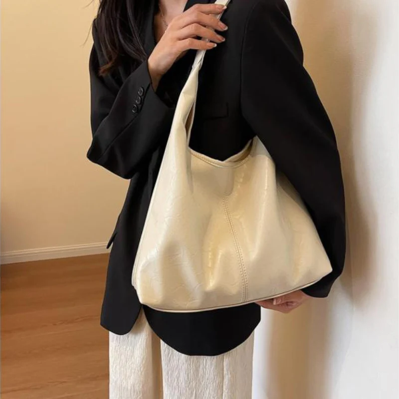 Halbrunde Umhängetasche Damen aus Kunstleder im Vintage-Look – Geräumige Crossbody Bag für Alltag und Ausgehen - Image 3