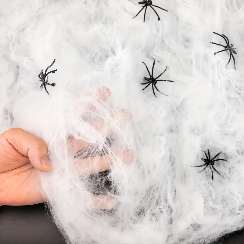 Horror-Spinnennetz-Set – 200 weiche Netze mit gruseligen Kunstspinnen - Image 4