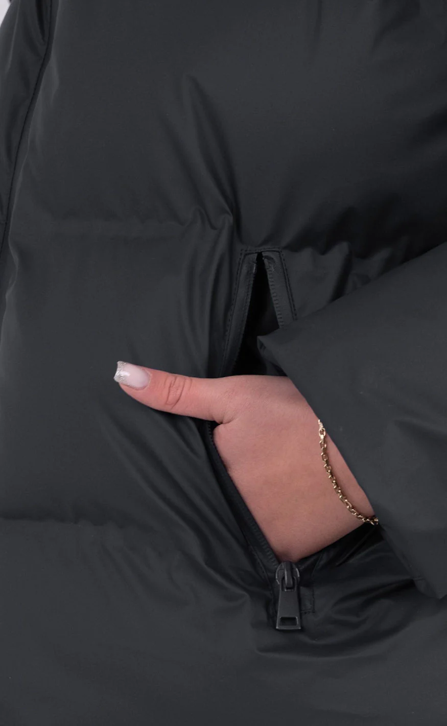 Katharina | Zeitlose Schwarze Daunenjacke mit Kapuze - Image 3