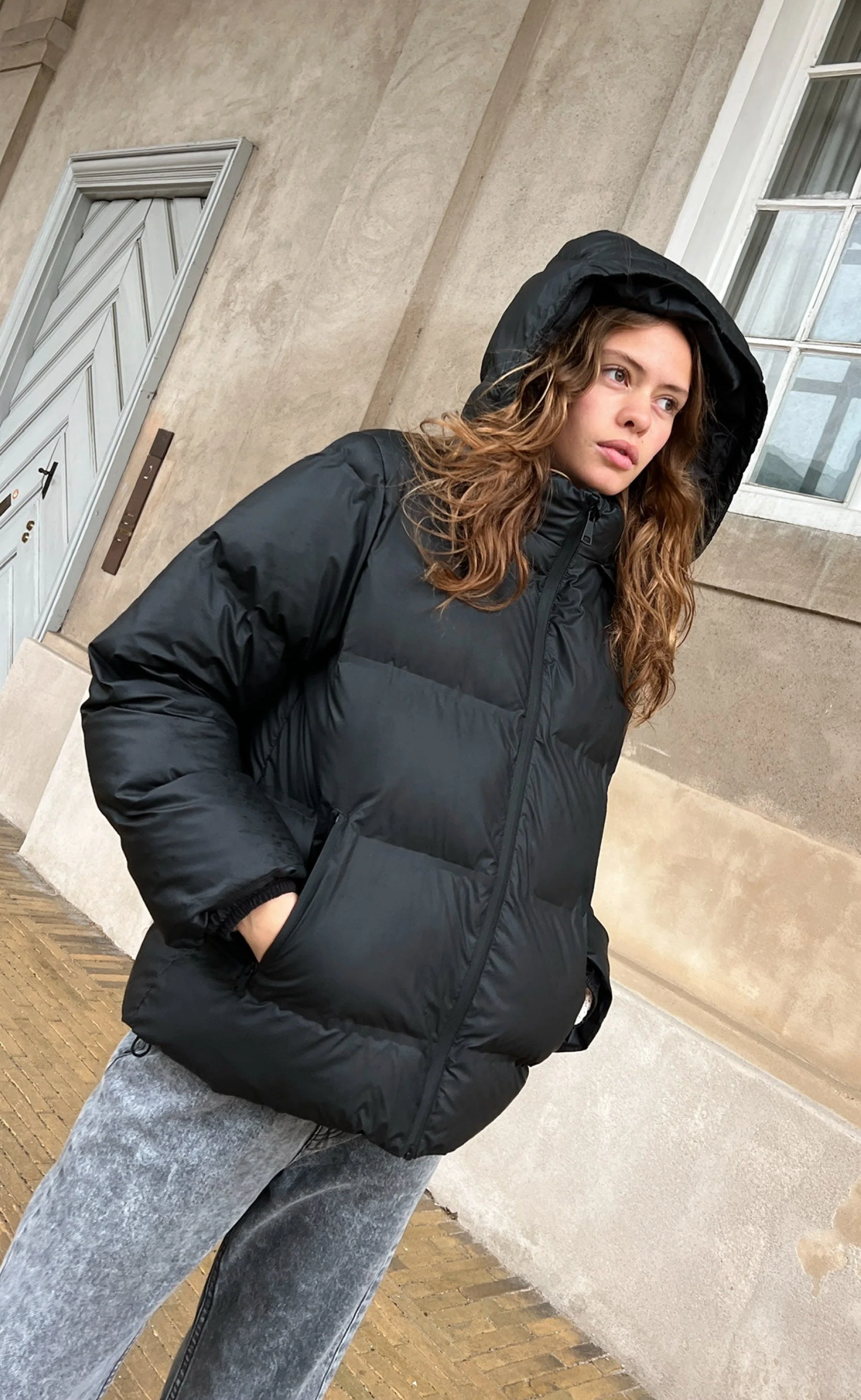 Katharina | Zeitlose Schwarze Daunenjacke mit Kapuze - Image 4