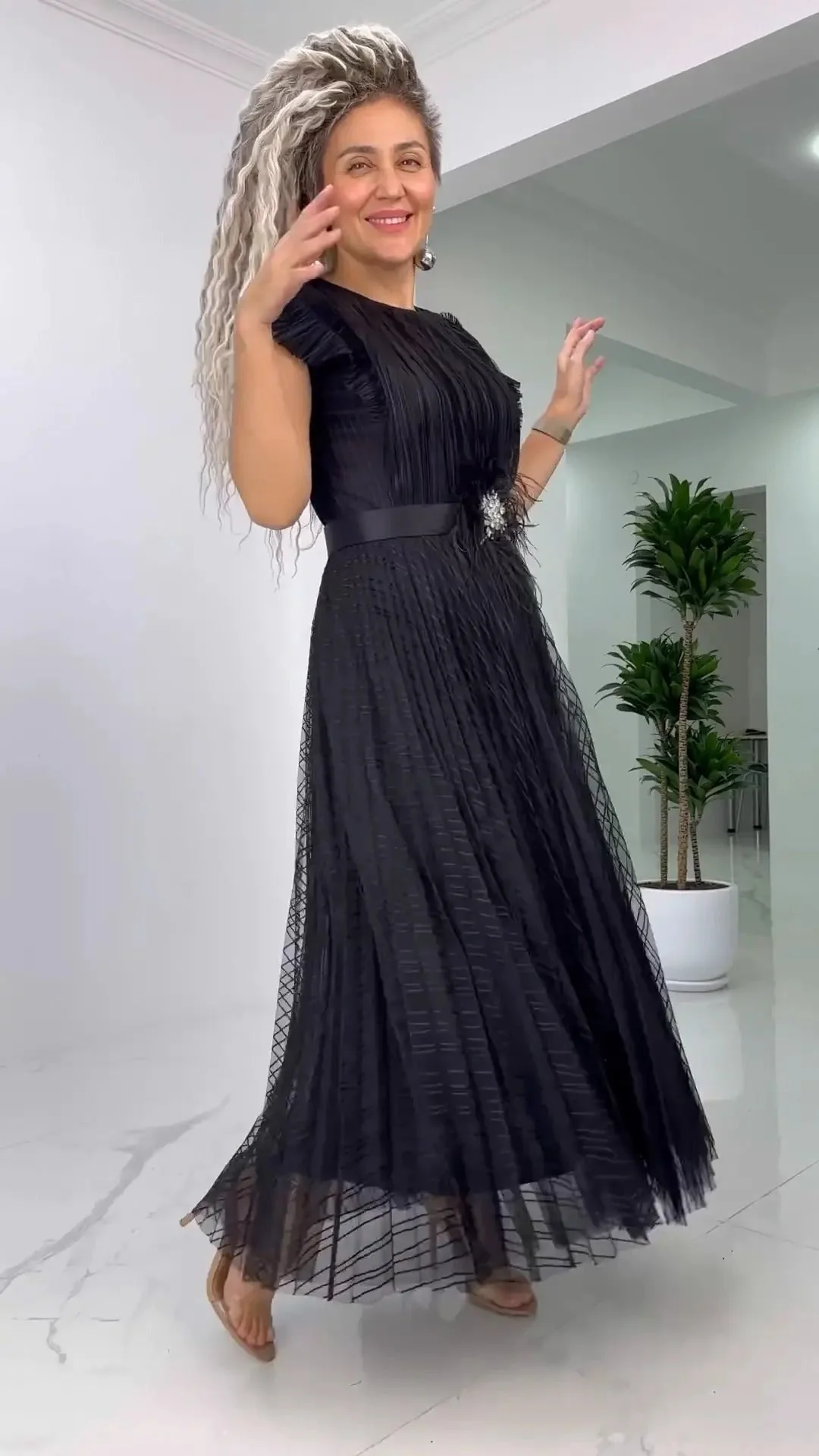 KEVI - PLISSIERTES MAXIKLEID MIT GÜRTEL