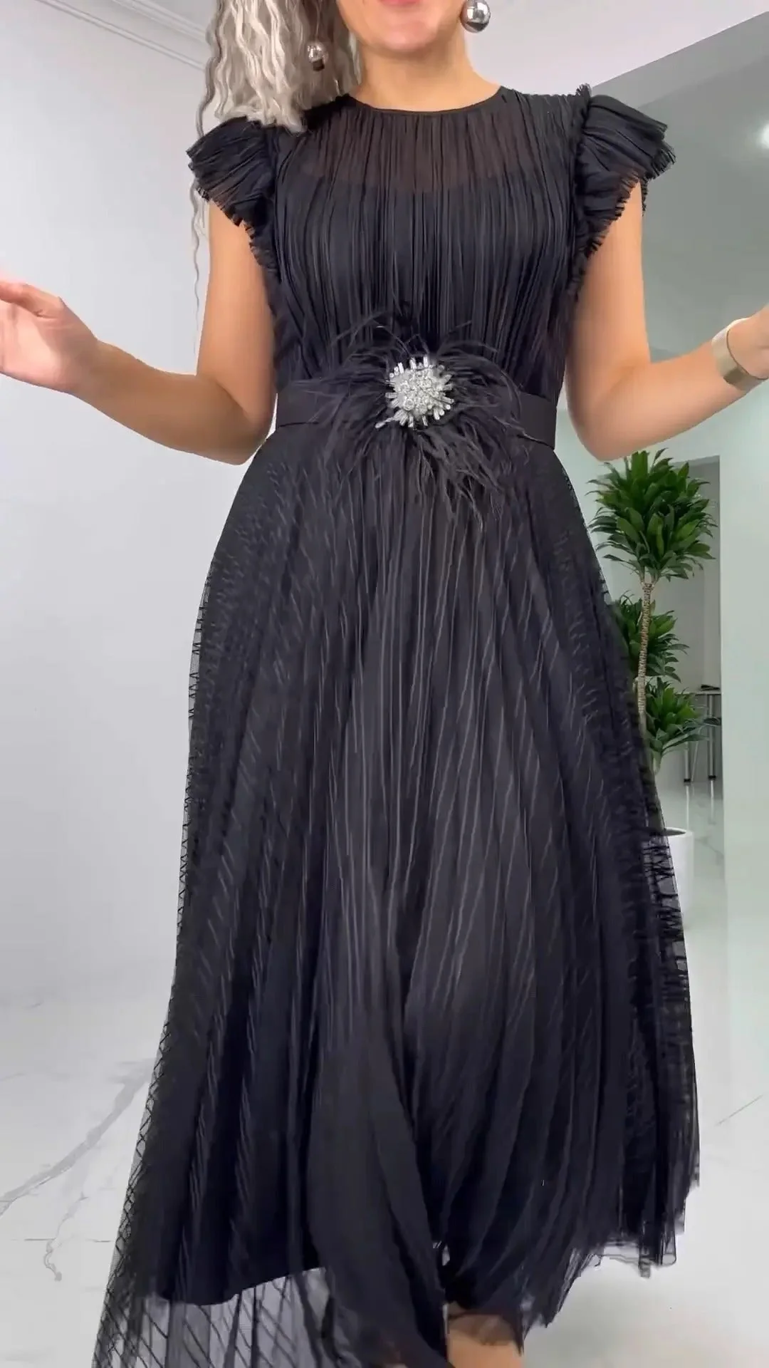 KEVI - PLISSIERTES MAXIKLEID MIT GÜRTEL - Image 2