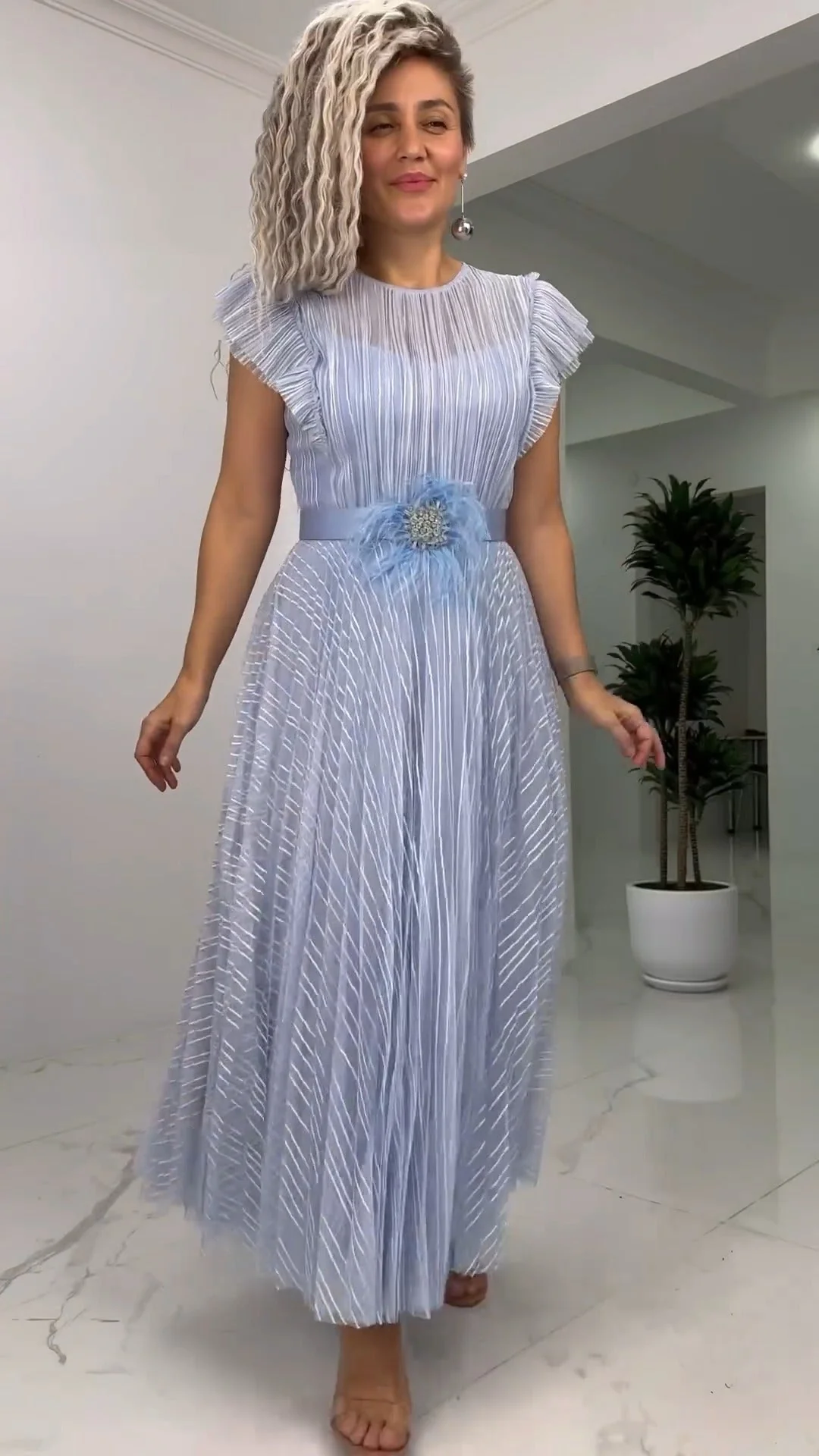 KEVI - PLISSIERTES MAXIKLEID MIT GÜRTEL - Image 5