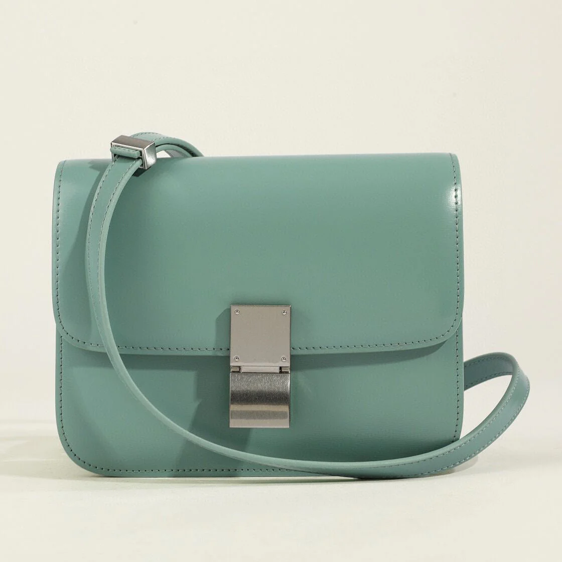 Klassische Damen-Schultertasche mit Überschlag aus echtem Leder - Image 14