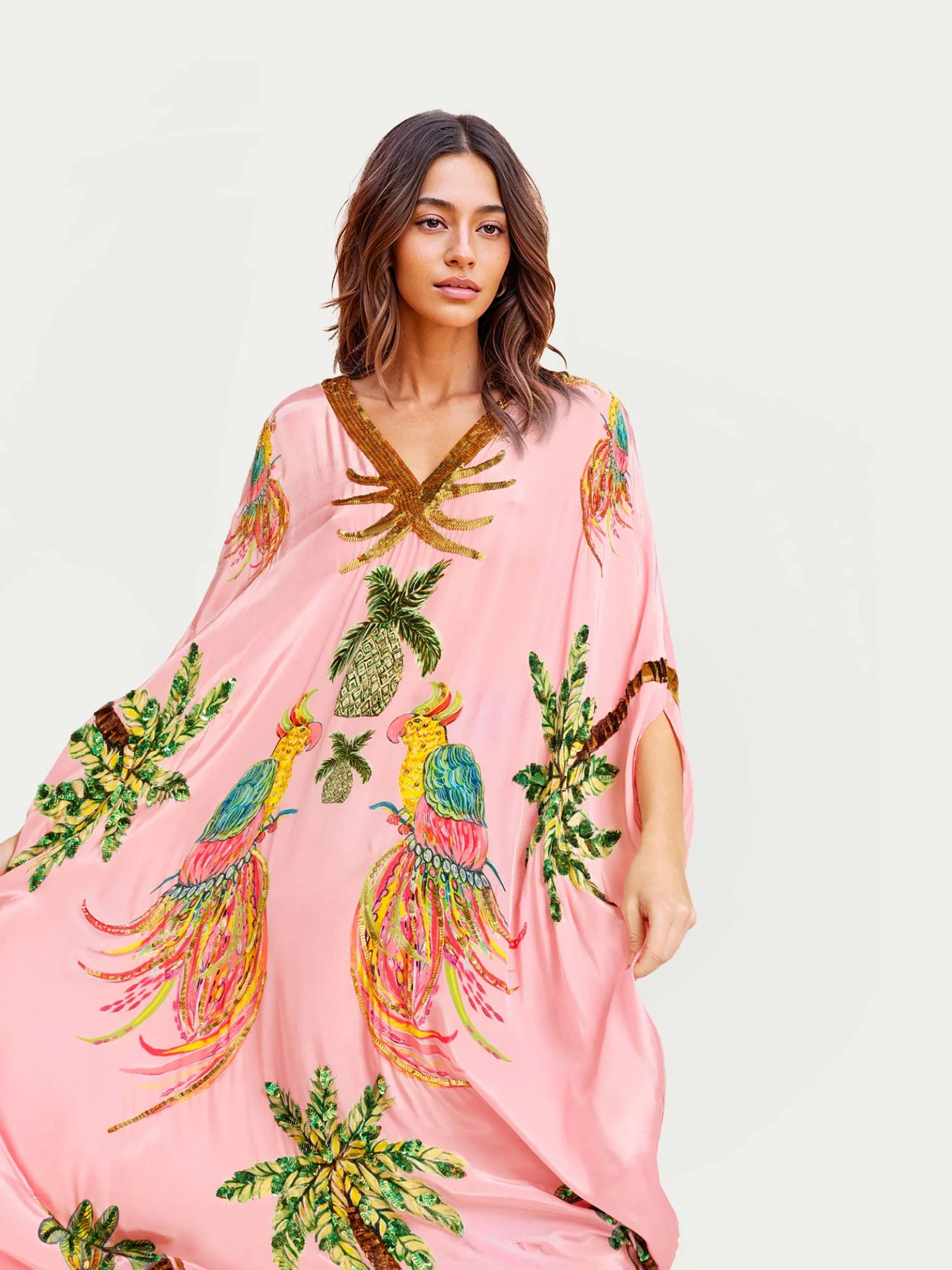Langes schwarzes Kleid mit tropischen Papageiendruck