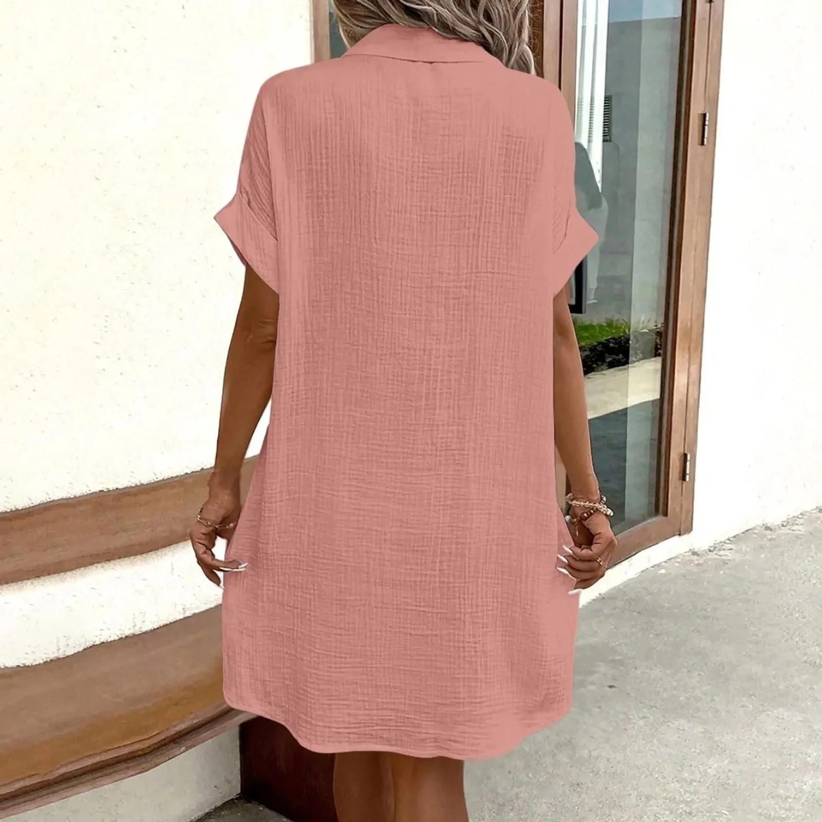 Lässiges Kleid mit Knopfleiste und V-Ausschnitt