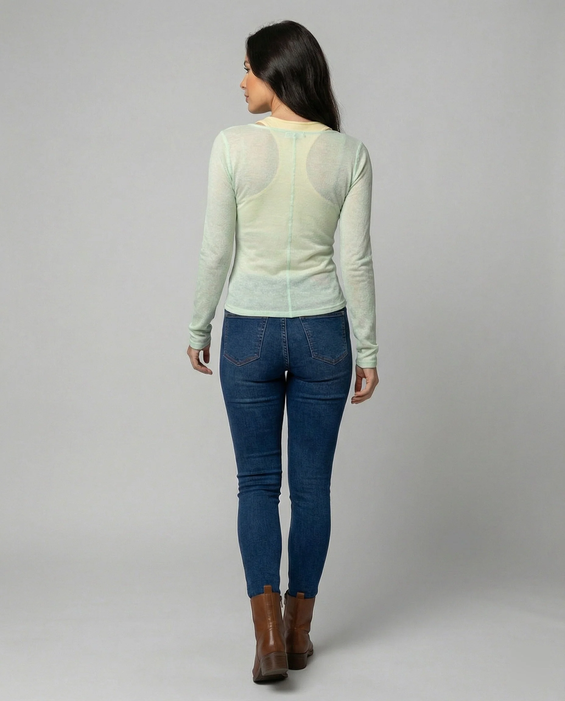 Leichtes Damen Langarm T-Shirt mit V-Ausschnitt und integrierten Cups - Image 2