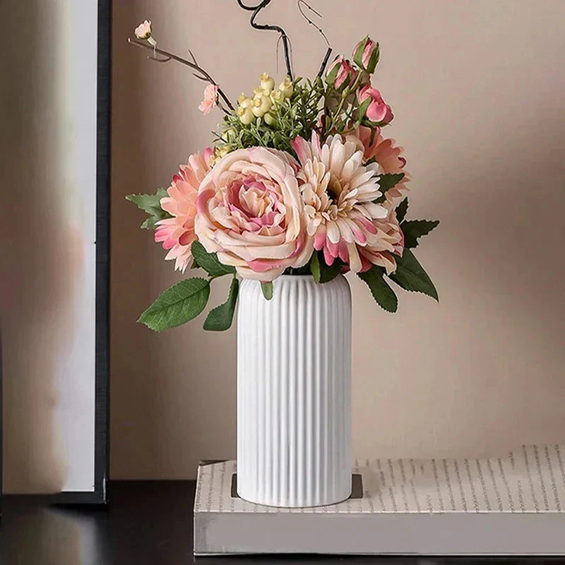 LineaForm Moderne Keramikvase – Künstlerische Streifen Dekoration - Image 4
