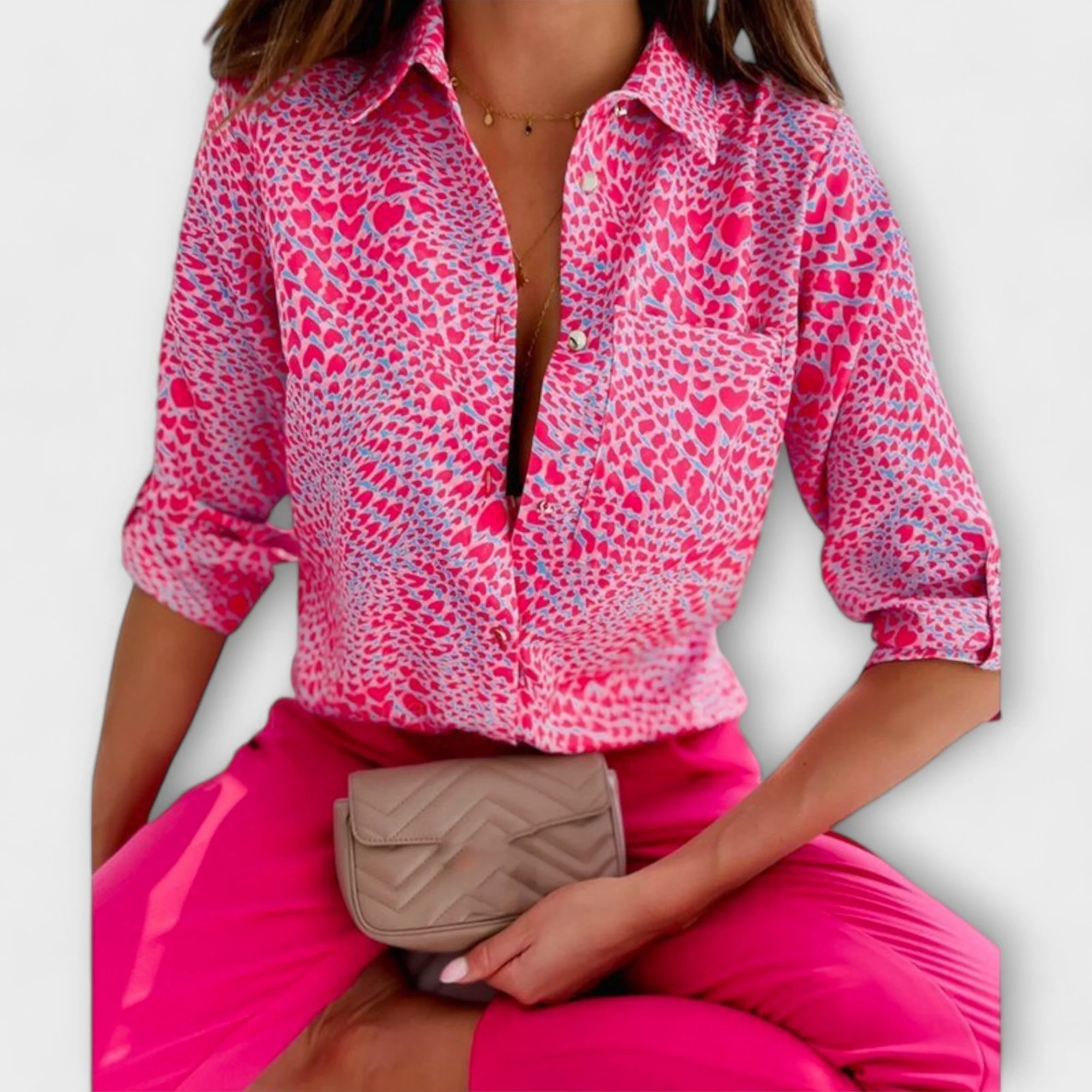 Lorena – Hemdbluse mit grafischem Print und Retro-Flair - Image 4
