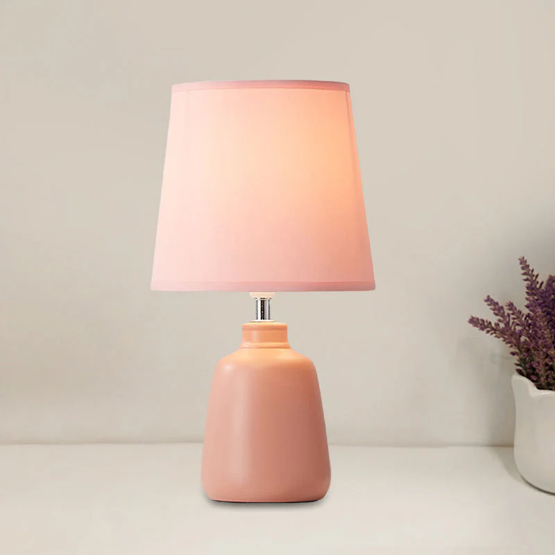 Lunavase – Weiche spitz zulaufende Stofflampe mit keramischem Fuß