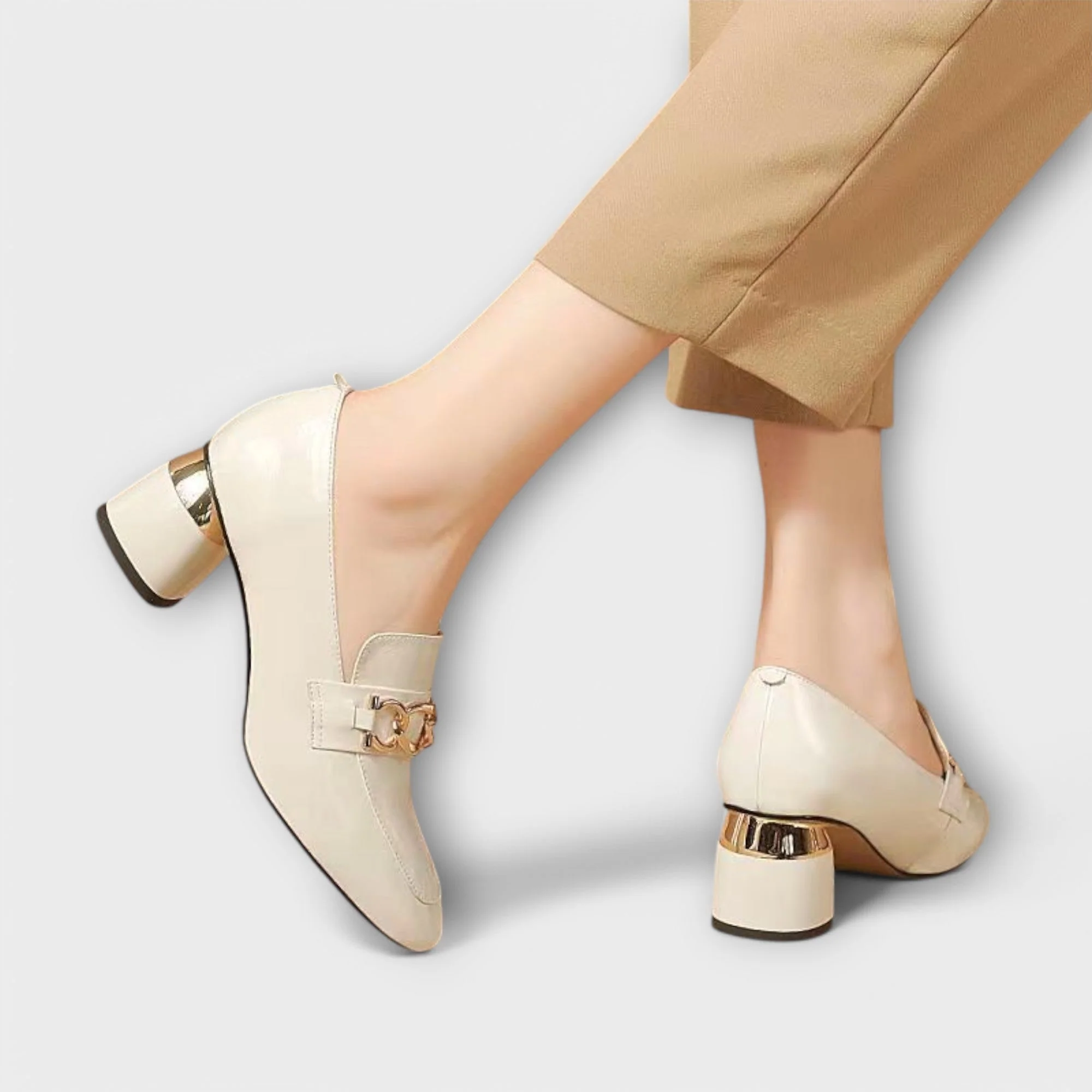 Lysanne – Lack-Loafer mit metallischem Absatz und Kettendetail