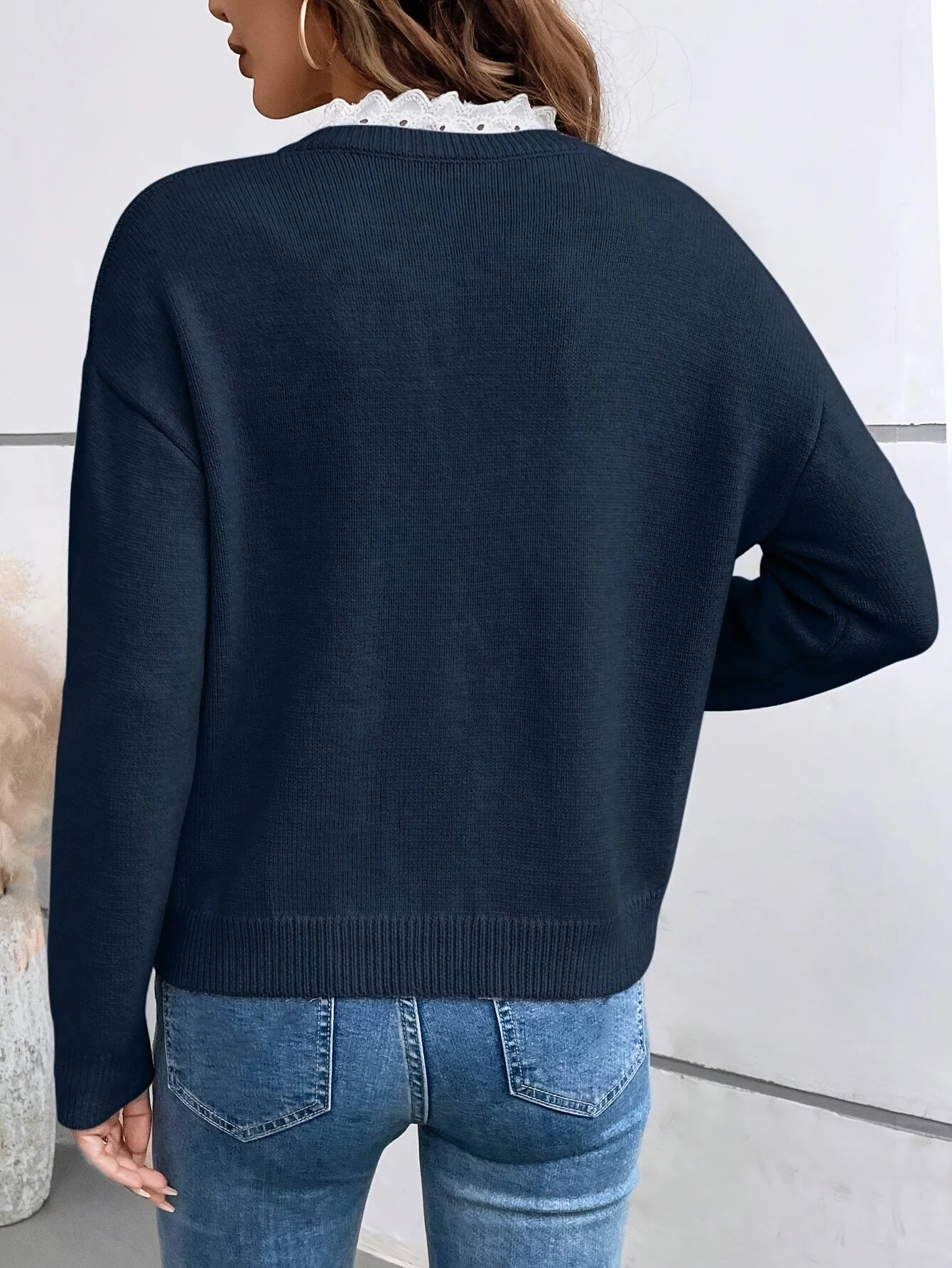 Maelis – Strickpullover mit eleganten Spitzenakzenten - Image 2