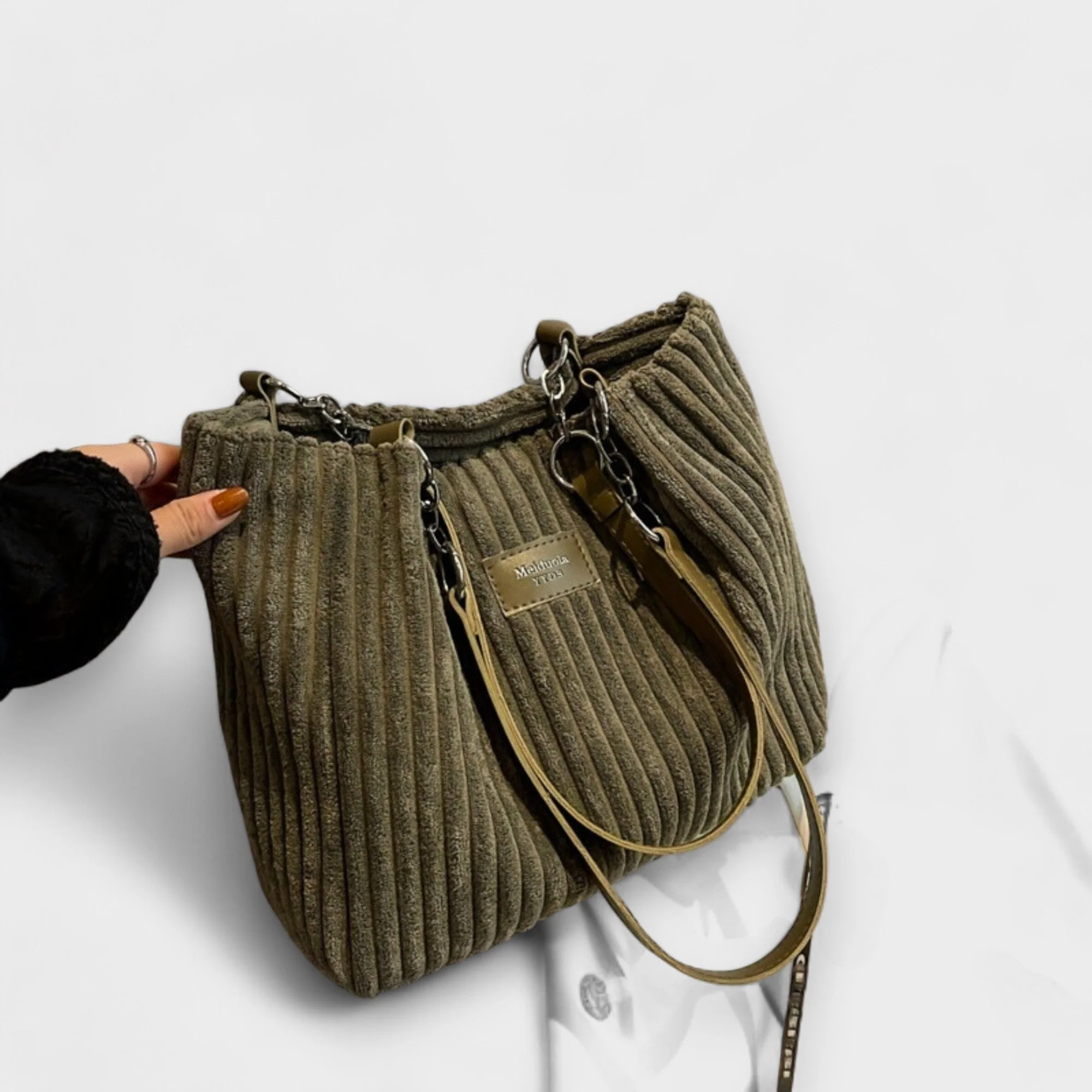 Malva – Weiche Schultertasche aus Velours